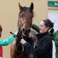 Der Beginn eines erfolgreichen Renntages für Filip Minarik mit insgesamt drei Siegerin - hier mit Schäng und Trainer Pavel Vovcenko nach dem Auftaktrennen. www.galoppfoto.de - Peter Heinzmann