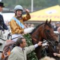 Der Derbysieger 2011 - Gestüt Ravensbergs Waldpark mit Jozef Bojko im Sattel und Trainer Andreas Wöhler am Zügel. www.galoppfoto.de