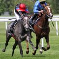 Der Jockey macht sich klein - Samoa (links) gewinnt mit dem Champion Bauyrzhan Murzabayev im Sattel. ©galoppfoto - WiebkeArt