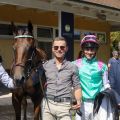 Der Trainer reiste aus Paris an: Amneris mit Rene Piechulek und Trainer Francis-Henri Graffard (rechts) nach dem Listensieg. ©galoppfoto - Sarah Bauer