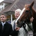 Trainer Markus Klug (links) und Besitzer Helmut von Finck mit der Winterkönigin Dhaba, das sah kurz vorher noch um einiges fröhlicher aus, s. nächstes Foto .... www.galoppfoto.de