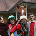 Die stolze Züchterin und Trainerfrau Susanne Wöhler mit "ihrem" Schützling Incantator nach dem Badener Gruppetreffer und Jockey Jozef Bojko. www.galoppfoto.de