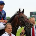 Diplomat mit Jockey Adrie de Vries und Besitzer Eckhard Sauren (rechts) nach dem Hamburger Sieg am 05.07.2015. Foto: Dr. Jens Fuchs 