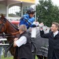 Gratulation von Trainer Markus Klug an Jockey Martin Seidl. www.galoppfoto.de