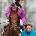 Das "Weiberpferd" gewinnt das Hauptrennen auf der Karte: Energy Dragon mit Janina Boysen nach dem Sieg am 17.12.2023 in Dortmund. ©galoppfoto - Stephanie Gruttmann