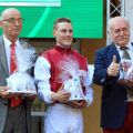 Erstmals in der 150jährigen Galoppgeschichte Baden-Badens wurde die polnische Nationalhymne gespielt: Trainer Maciej Janikowski, Jockey Martin Seidl und Besitzer Piotr Zienkiewicz (von links) nach dem Sieg im Preis der Sparkassen Finanzgruppe. www.galoppfoto.de - Frank Sorge