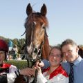 Fleetwood mit Jozef Bojko, Friederike Schloms und Trainer Uwe Stech nach dem Sieg. www.galoppfoto.de - Brose