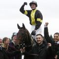 Fortsetzung einer Erfolgsgeschichte auch im neuen Stall von Trainer Sascha Smrczek (links) - Vif Monsieur mit Koen Clijmans und Besitzern auf dem Geläuf. www.galoppfoto.de - Sarah Bauer