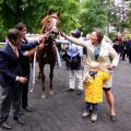 Girolamo mit Besitzerin Bina von Schubert vom Gestüt Ebbesloh mit Enkelsohn Richard und Trainer Peter Schiergen. www.galoppfoto.de - Sandra Scherning