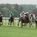 Gleich zwei Derbystarter 1-2: See The Rock (r.) mit Eduardo Pedroza vor Saratino mit Harry Bentley, hinter Blue Wave folgt mit dem Schimmel Erlkönig ein weiterer Derby-Teilnehmer auf Rang 4. www.galoppfoto.de - Sarah Bauer