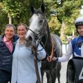 Grey Darling mit Konstantin Phillip und Trainer John Hillis nach dem Erfolg im Maidenrennen für die Dreijährigen. ©galoppfoto - WiebkeArt