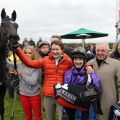 Ein großer Erfolg für Trainer Heinz Hesse (vorne rechts), Besitzer Matthias Seeber und Jockey Eugen Frank. www.galoppfoto.de - Frank Sorge