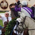 Hein Bollow zieht den Hut vor Nutan mit Andrasch Starke nach dem Sieg im IDEE 146. Deutsches Derby. www.galoppfoto.de - Sabine Brose