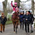 High Seas mit Amina Mathony nach dem Sieg beim Dortmunder Sandbahn-Finale 2019-2020, links freut sich Opa Uwe Mathony mit seiner Enkelin mit. www.galoppfoto.de - Stephanie Gruttmann