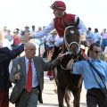 Historischer Sieg in der 150jährigen Galoppgeschichte Baden-Badens - Va Bank  - hier mit Martin Seidl und Trainer Maciej Janikowski - landet den ersten polnischen Gruppesieg. www.galoppfoto.de - Frank Sorge