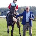 Besitzer Holger Renz holt seinen Aff un zo als Gr. III-Sieger im Silbernen Pferd am 31.10.2021 in Hoppegarten mit Maxim Pecheur vo Geläuf. ©Galoppfoto - Frank Sorge