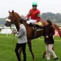 Die stolze Züchterin und Trainerfrau Susanne Wöhler mit "ihrem" Schützling Incantator nach dem Badener Gruppetreffer und Jockey Jozef Bojko. www.galoppfoto.de