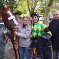 Das Team von Partnun mit Besitzer Peter Jegen (li.) und Trainer Waldemar Hickst (re,), der gerade sein 1002. Rennen gewonnen hat. www.galoppfoto.de - Stephanie Gruttmann