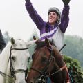 Jockey Andrasch Starke zeigt es an - Sieben Siege im Deutschen Derby, diesmal auf Nutan. www.galoppfoto.de - Frank Sorge