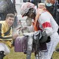 Jockey Eduardo Pedroza bekommt von Jockey Michael Cadeddu eine Sektdusche nach dem Sieg im IDEE 150. Deutschen Derby mit Laccario. www.galoppfoto.de