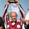 Der französische Starjockey sorgt für die internationale Note beim 2. Renntag des Derby-Meetings: Jockey Olivier Peslier mit dem Ehrenpreis nach dem Sieg im pferdewetten.de - Großer Hansa-Preis. www.galoppfoto.de - Frank Sorge