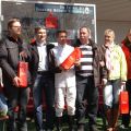 Siegerehrung mit Trainer Axel Kleinkorres, Jockey Adrie de Vries und Mitgliedern des German Racing Clubs. Foto Gabriele Suhr