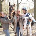 siegerin War Bride mit Besitzertrainerin Y. Almenräder und Jockey Patrick Gibson. Foto Gabriele Suhr
