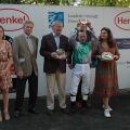 Siegerehrung mit Trainer Andreas Löwe, Jockey Andre Best und Anne Christin Löwe. Foto Suhr