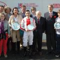 Siegerehrung mit Janet Leve-Ostermann (mit Ehrenpreis), Jockey Lennart Hammer-Hansen, Reiterlegende Hans-Günter Winkler, Trainer Ferdínand Leve und Albrecht Woeste (v.l.n.r.). Foto: Gabriele Suhr