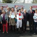 siegerehrung mit Jockey Lennart Hammer-Hansen und Trainer F.J. Leve (3. v. re.). Foto: Gabriele Suhr