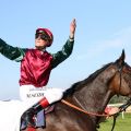 "Kommt feiert mit": Jockey Martin Seidl als Animateur fürs Publikum nach dem Sieg von Amorella im T. von Zastrow Stutenpreis. www.galoppfoto.de - Sabine Brose