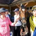 Lacy mit Adrie de Vries und Silvia Jacobs, der Mutter von Andreas Jacobs, nach dem Sieg. www.galoppfoto.de - Frank Sorge