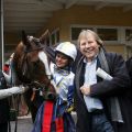 Liro mit Larissa Biess sowie der "halbe" Stall Winterhude mit Dr. Peter Wind und Daniel Delius (rechts) nach dem Sieg. www,galoppfoto.de