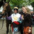 Liszar Joe mit Besitzerin Ina Emma Zimmermann und Andrasch Starke nach ihrem ersten Sieg in Düsseldorf. Foto: Gabriele Suhr