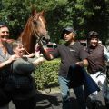 Lucky Jo mit Trainerin Sarka Schütz, Besitzerin Kerstin Heitz, Jockey Adrie de Vries. Foto Gabriele Suhr