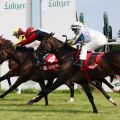 Macht's wie der große Bruder Eric vor einem Jahr: Gabriele Gauls Eastsite One (innen) gewinnt das Zweijährigen-Rennen mit Sabrina Wandt vor Magic Moments (Eduardo Pedroza) und Racy Rules (Stefanie Hofer). www.galoppfoto.de - Francis Bandermann