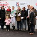 Siegerehrung für das Team um Narita mit Trainerin Sarah und Jockey Alexander Weis. Foto: Dr. Jens Fuchs