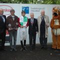 Siegerehrung mit A. Overbeck, Jockey P. Gibson, RV-Präsident P. M. Endres. Foto: Suhr