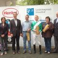 Siegerehrung mit Jockey Filip Minarik, Trainerin Chr. Janssen, J. Böhm, Vorstand des Rennvereins. Foto Suhr