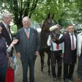 Sworn Sold mit einem strahlenden Besitzer A. Woeste und Trainer Waldemar Hickst. Foto Suhr