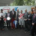 Siegerehrung mit Trainer W. Hickst, Rennvereinspräsident P.M. Endres, Jockey Marvin Suerland und Besitzer Rennvereins-Vizepräsident Albrecht Woeste. Foto: Suhr 