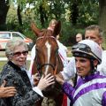 Glückliche Gesichter beim Besitzer-Ehepaar Imm, Trainer Peter Schiergen und Jockey Andrasch Starke (Foto: Dr. Jens Fuchs)