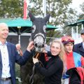 Freut sich über seinen größten Erfolg als Besitzer - Michael Wachowitz (links) mit North Reliance mit Jockey Thore Hammer-Hansen und Trainer Marcel Weiss nach dem Gr. III-Sieg auf der Neuen Bult. ©galoppfoto - Frank Sorge