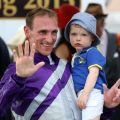 Jockey Andrasch Starke mit Sohn Henning. Foto: Dr. Jens Fuchs