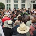 Nutan mit Andrasch Starke nach dem Sieg im IDEE 146. Deutsches Derby im Blitzlichtgewitter der Fotografen. www.galoppfoto.de