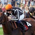 Pas de deux tanzt mit Ian Ferguson zum ersten Gruppesieg von Trainerin Yasmin Almenräder und zum "wichtigesten Treffer seit einem Jahrzehnt" für den Jockey. www.galoppfoto.de - Sarah Bauer