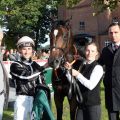 Petit Marin mit Rene Piechulek, Besitzer Dirk von Mitzlaff (links) und Trainer Marcel Weiss nach dem Sieg im 32. Preis der Deutschen Einheit. ©galoppfoto - Frank Sorge