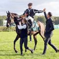 Petit Marin mit Rene Piechulek und Trainer Marcel Weiss nach dem Sieg im 32. Preis der Deutschen Einheit. ©galoppfoto - Sabine Brose