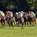 Pferde und Jockeys im IDEE 145. Deutschen Derby im Schlussbogen: Sea The Moon mit Christophe Soumillon (vorne rechts) an der Spitze und auf dem Weg an die Außenrails. www.galoppfoto.de - John James Clark