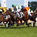 Pferde und Jockeys im IDEE 145. Deutschen Derby kurz nach dem Start unter der Führrung von Karltheodor, gefolgt von Sea The Moon (vorne) und Lucky Lion (verdeckt im Hintergrund), dahinter Wild Chief. www.galoppfoto.de - Sabine Brose